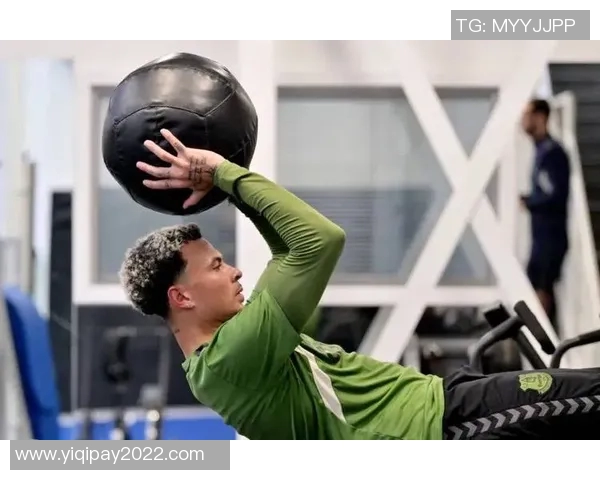 足球明星赛场打瞌睡瞬间曝光引发网友热议与调侃