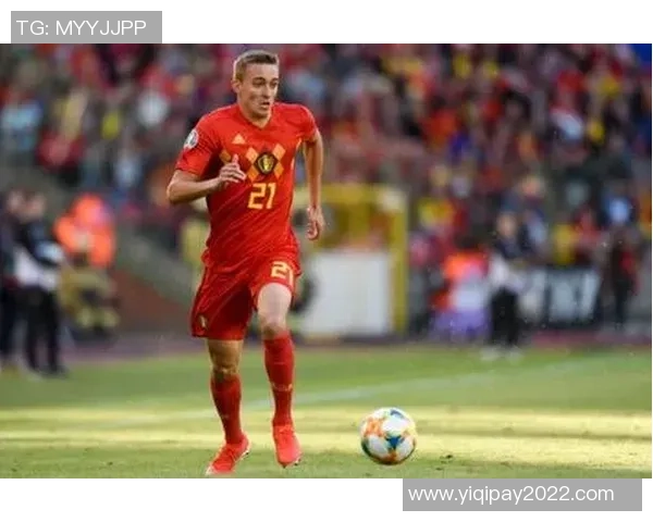 足球明星的生平成就与场上表现全面解析